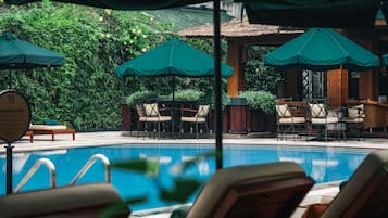 Piscina externa, funciona das 6h às 23h, guarda-sóis, espreguiçadeiras