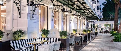 3 bars-salons, bar attenant Ă la piscine