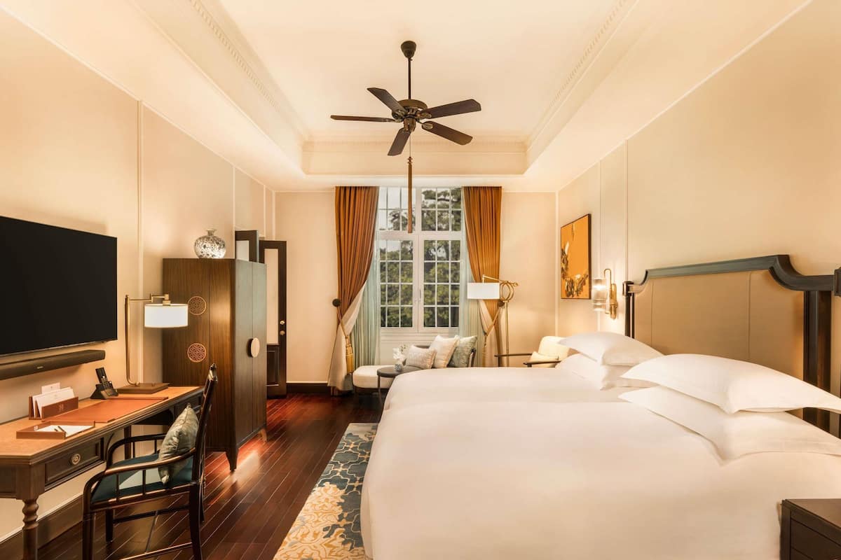 Heritage Wing, Grand Luxury Room with Metropole Privileges and Benefits, Twin Beds | 高級寝具、羽毛の掛け布団、ピロートップベッド、ミニバー