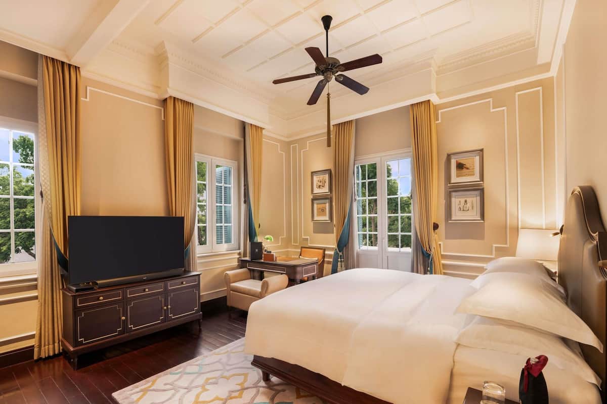Heritage wing, Graham Greene Suite with Metropole Privileges and Benefits, King Bed | 고급 침구, 오리/거위털 이불, 필로우탑 침대, 미니바