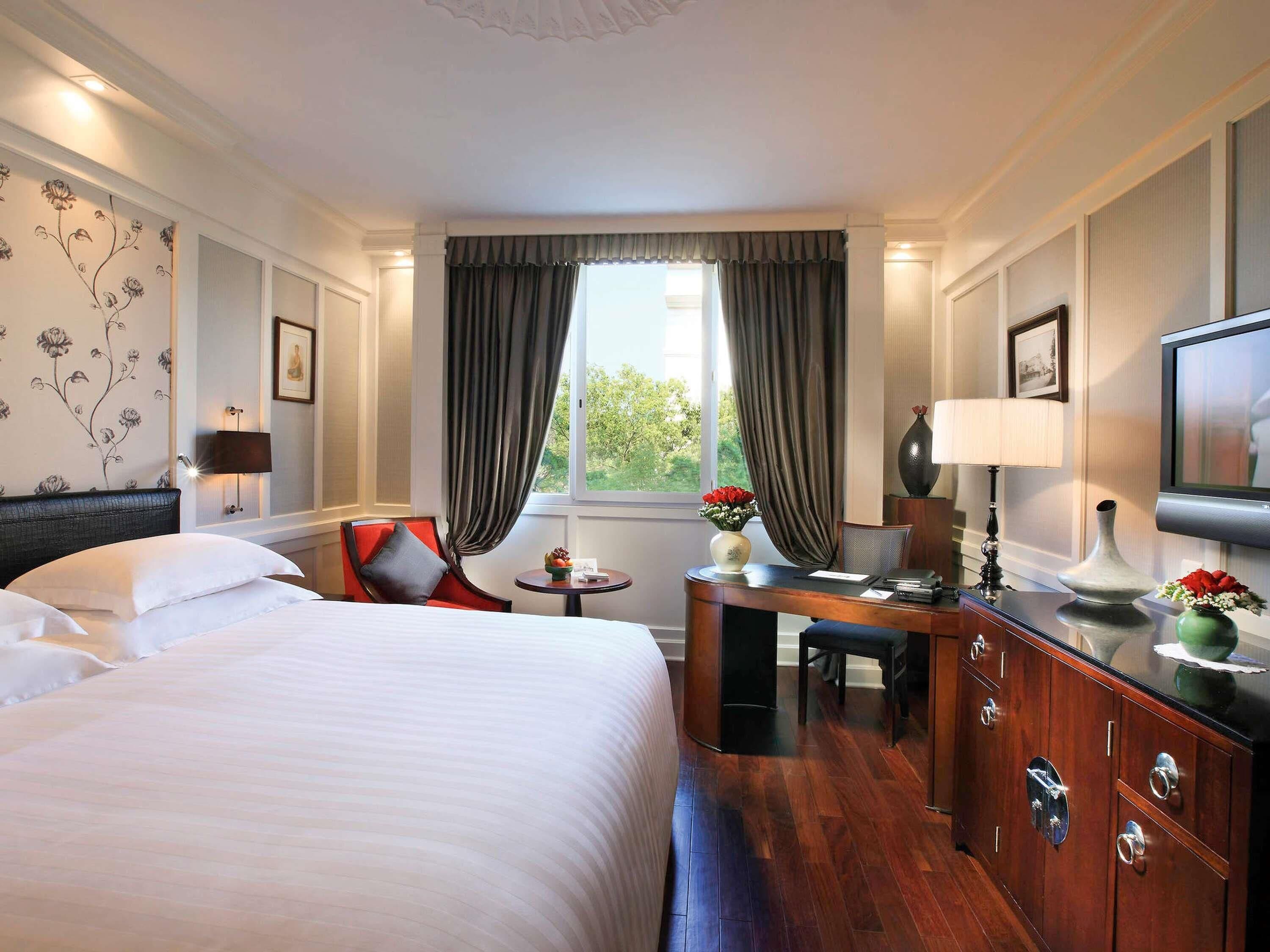 Opera wing, Premium room, Queen bed | Premium bedding, down comforters, pillowtop beds, minibar