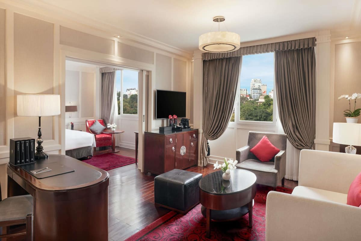 Opera Wing, Prestige Suite with Club Privileges and Benefits, King Bed | 고급 침구, 오리/거위털 이불, 필로우탑 침대, 미니바