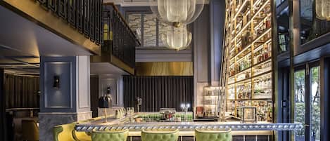 3 restaurants, breakfast served