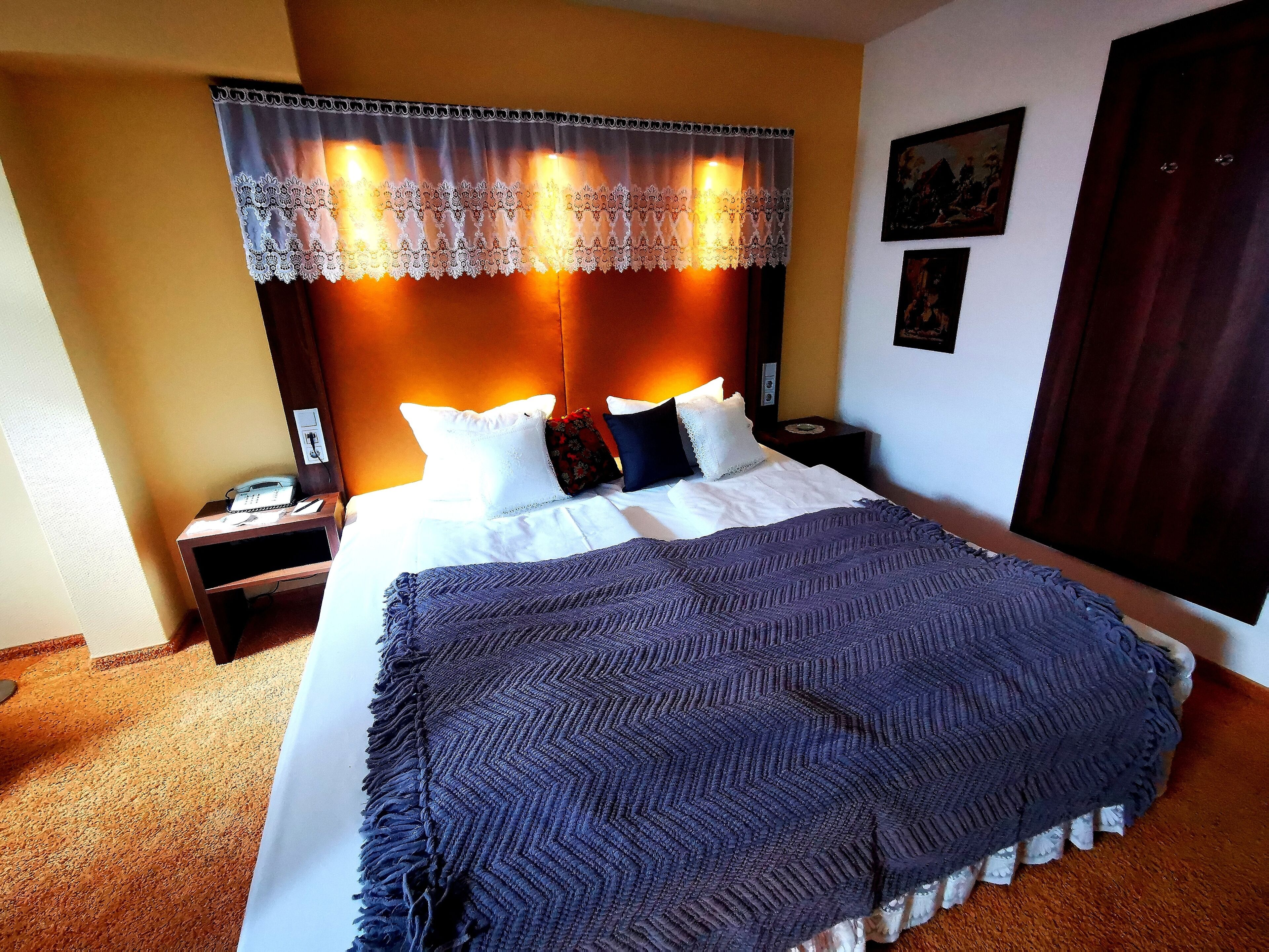 room (alma's favorite) | hypo-allergenic bedding, in-room safe, desk, cots/infant beds