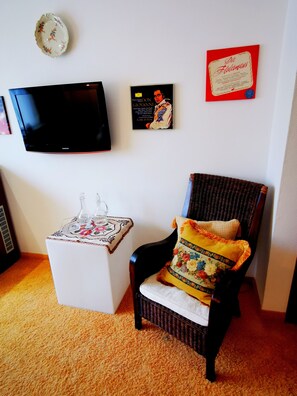 Chambre (ALMA's Residence) | Coin séjour | Télévision à écran plat de 40 cm avec chaînes par satellite, télévision
