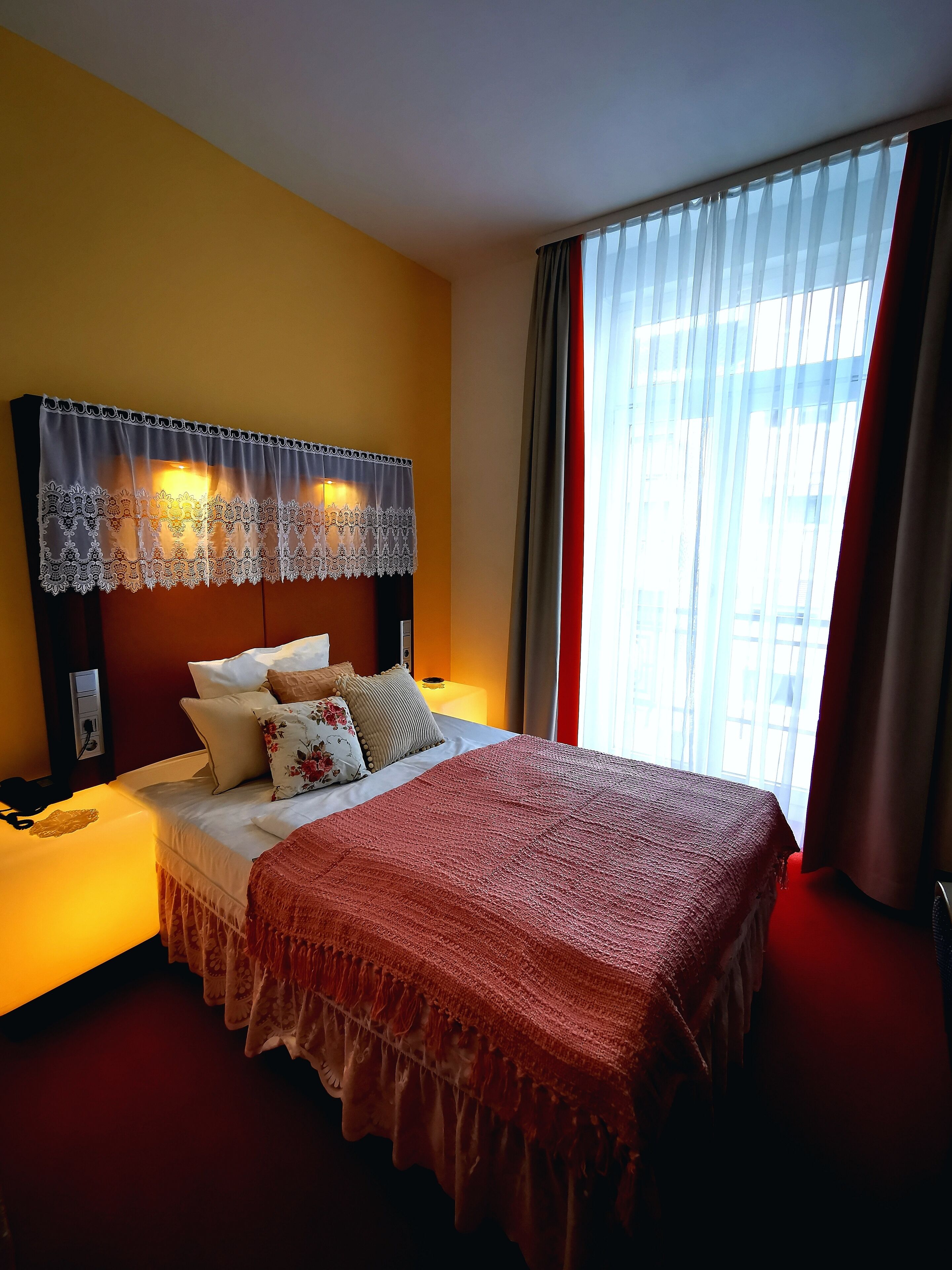 single room (modern) | hypo-allergenic bedding, in-room safe, desk, cots/infant beds