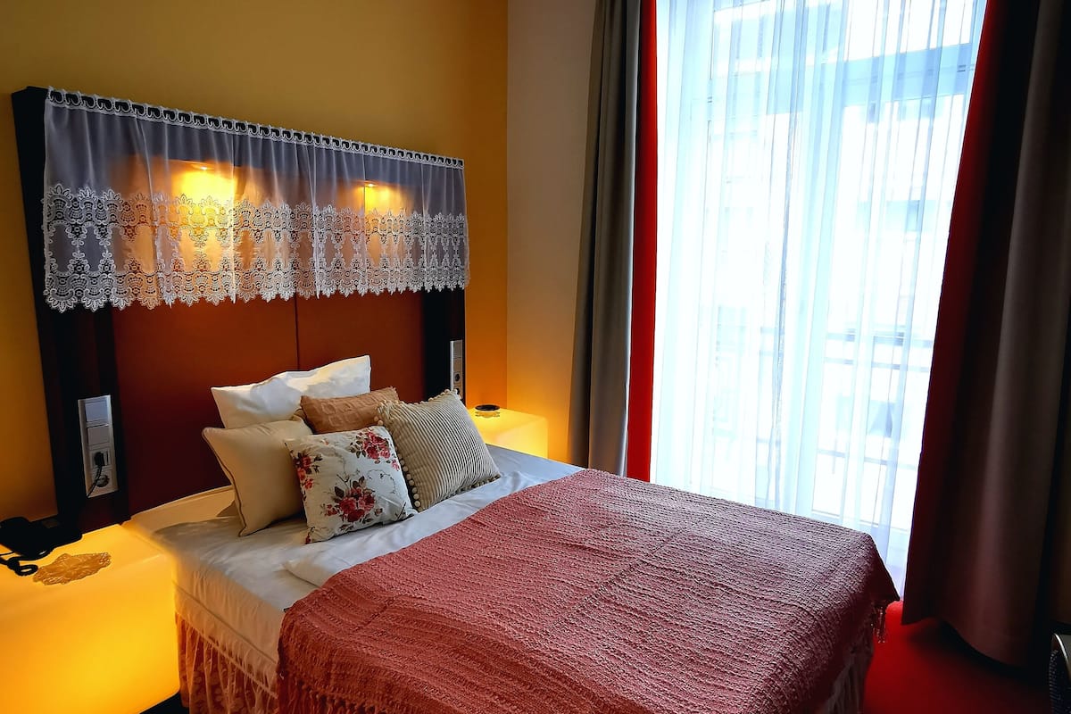 single room (modern) | hypo-allergenic bedding, in-room safe, desk, cots/infant beds