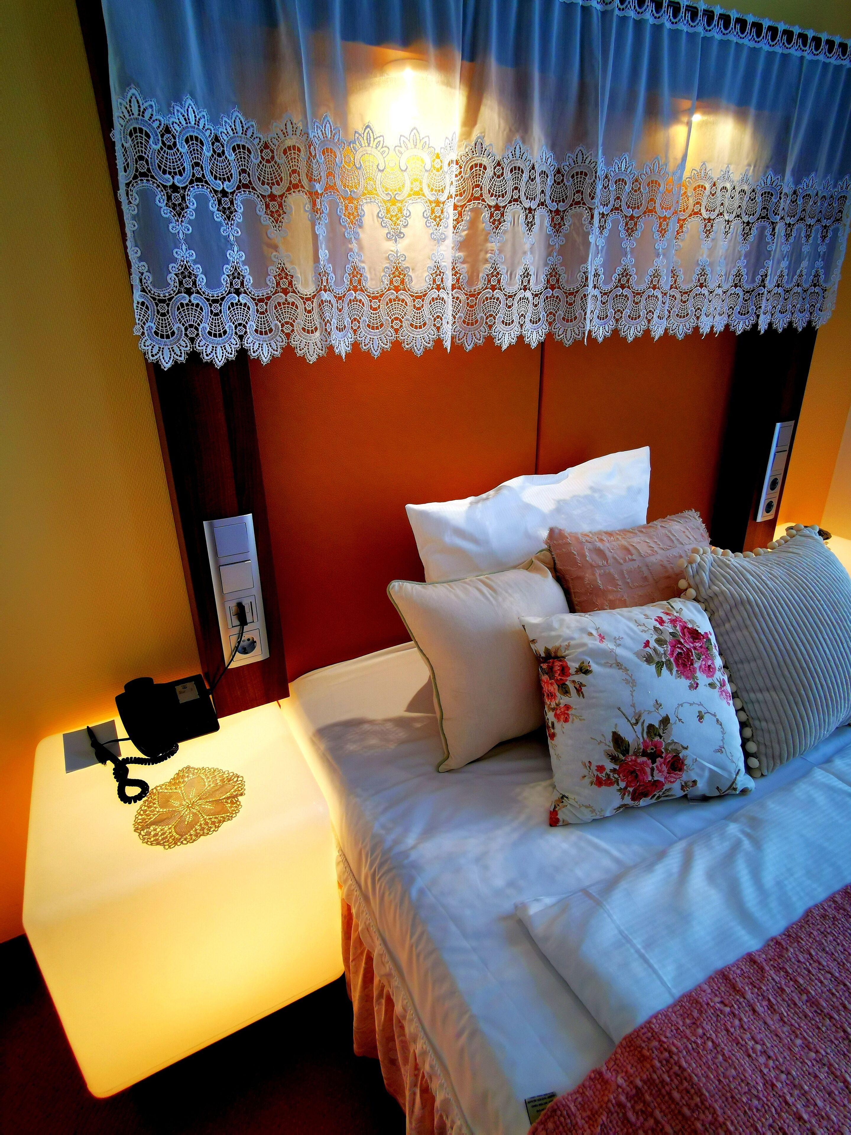 single room (modern) | hypo-allergenic bedding, in-room safe, desk, cots/infant beds