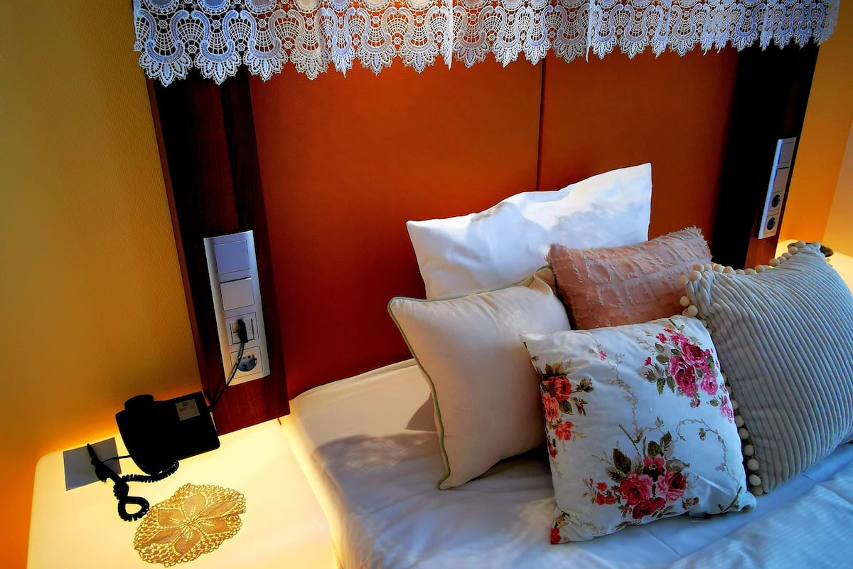 single room (modern) | hypo-allergenic bedding, in-room safe, desk, cots/infant beds