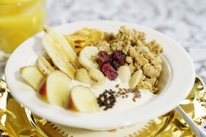 Daily continental breakfast (EUR 15 per person)