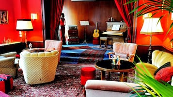 40-cm flat-screen TV with satellite channels, TV