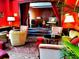 40-cm flat-screen TV with satellite channels, TV