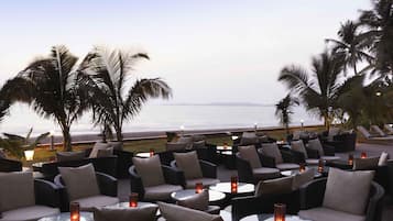 Cocktailbar, utsikt mot stranden, åpen hver dag