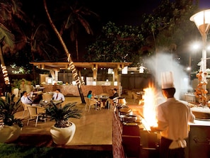 6 restaurants, breakfast, lunch, dinner served; international cuisine
