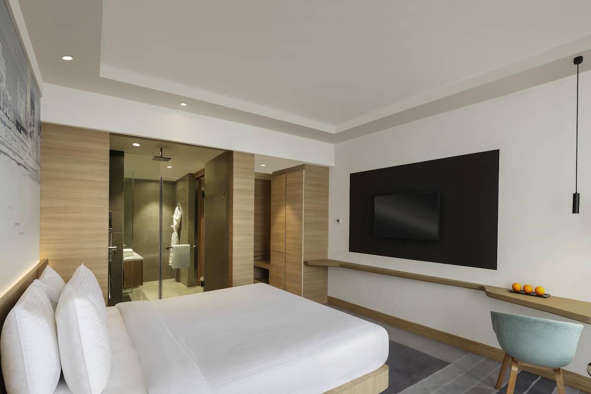 Premium bedding, minibar, in-room safe, iron/ironing board