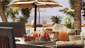 6 restaurants, breakfast, lunch, dinner served; international cuisine