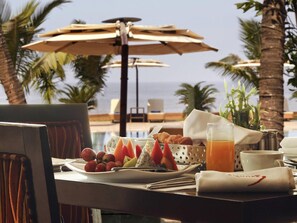 6 restaurants, breakfast, lunch, dinner served; international cuisine 