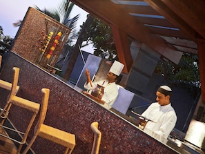 6 restaurants, breakfast, lunch, dinner served; international cuisine