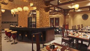 6 restaurants, breakfast, lunch, dinner served; international cuisine