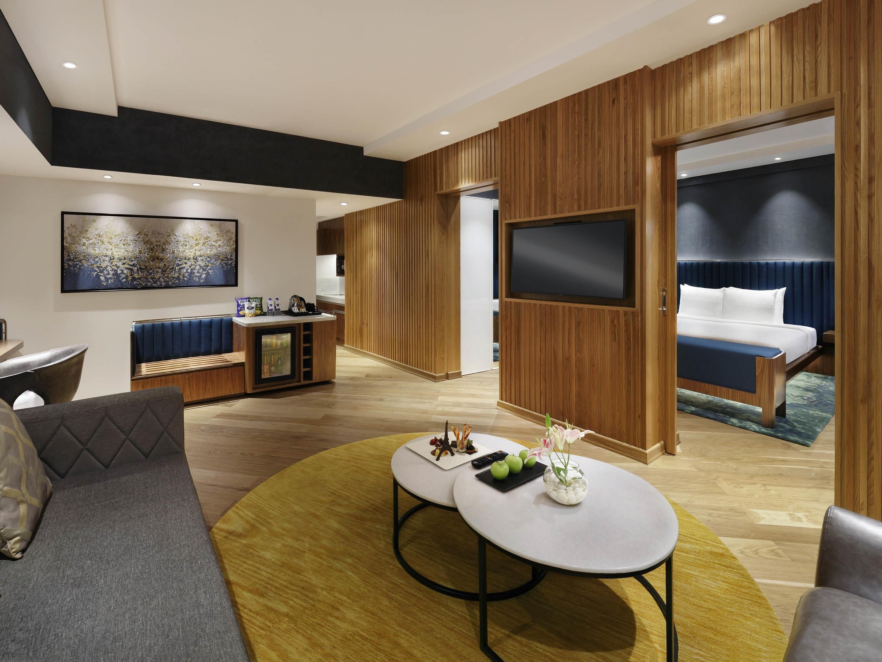 Suite Premier, 1 cama de matrimonio grande, Acceso al salón del club, vistas a la ciudad | Ropa de cama de alta calidad, minibar, caja fuerte