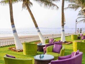 6 restaurants, breakfast, lunch, dinner served; international cuisine - Novotel Mumbai Juhu Beach Hotel (Mumbai)