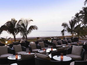 Bar à cocktails, vue sur la plage, ouvert tous les jours