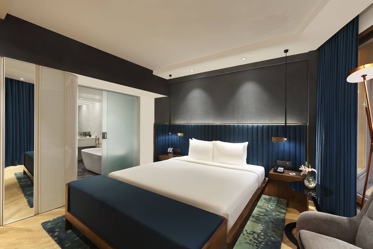 Premier Suite, 1 King Bed, Club lounge access, City View | 1 bedroom, premium bedding, minibar, in-room safe