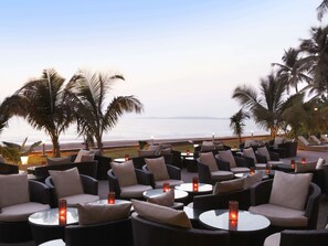 6 restaurants, servant le déjeuner et le dîner; cuisine internationale