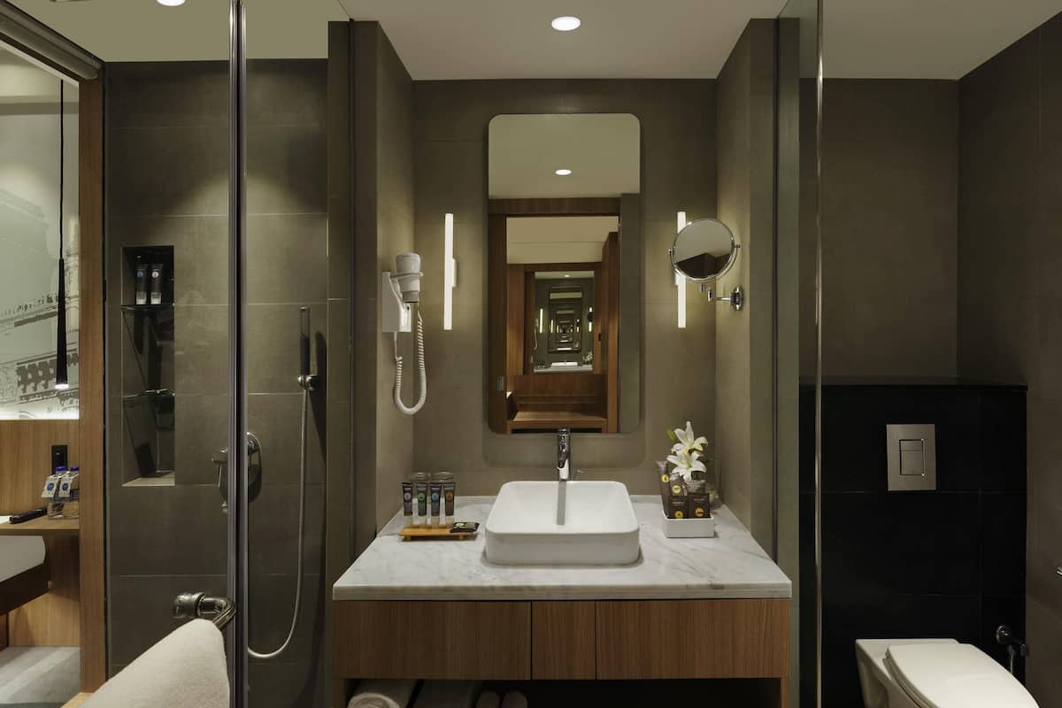 1 sovrum, sÀngtillbehör av högsta kvalitet och minibar