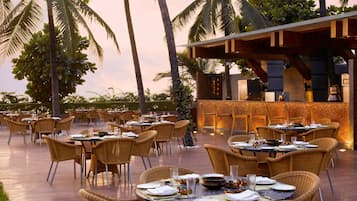 6 restaurantes; se sirve desayuno, almuerzo y cena; cocina internacional