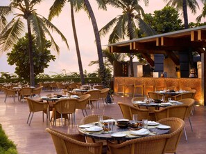 6 restaurants, breakfast, lunch, dinner served; international cuisine
