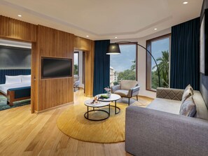 Executive Suite, 1 King Bed, Club lounge access, City View | 1 bedroom, premium bedding, minibar, in-room safe