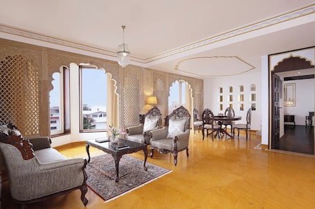 Suite « Premier », 1 très grand lit, accès au salon club, vue océan | Vue de la chambre. Novotel Mumbai Juhu Beach Hotel