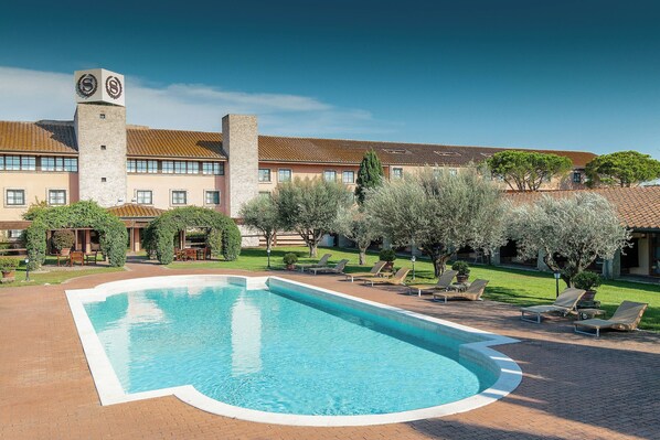 2 piscinas externas, funciona das 8h30 às 19h, guarda-sóis
