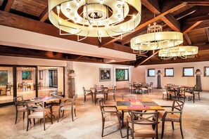 3 restaurantes, café da manhã, culinária mediterrânea