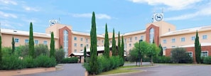 A hotel with a symmetrical facade, multiple windows, and a central entrance. - Sheraton Rome Parco de’ Medici (Rome)