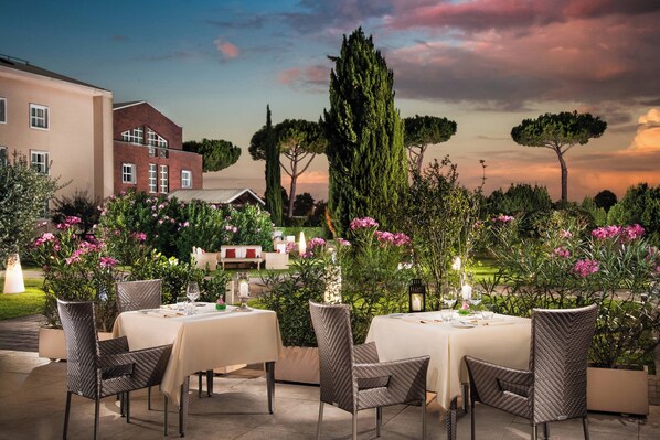 3 restaurantes; se sirve desayuno, almuerzo y cena; cocina mediterránea