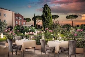 3 restaurants, servant le déjeuner et le dîner; cuisine méditerranéenne
