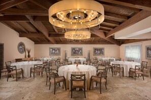 Café da manhã com buffet todos os dias (EUR 18 por pessoa) 