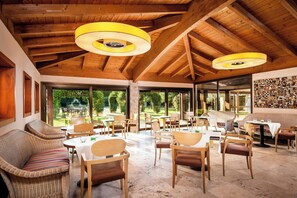 3 bars/lounges, 2 poolside bars - Sheraton Rome Parco de’ Medici (Rome)