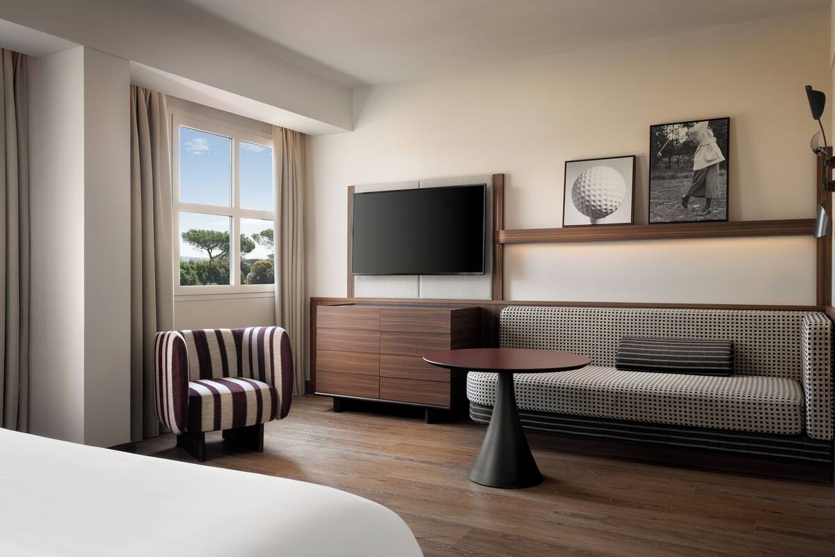 Deluxe Room, 1 King Bed, Garden View | Premium bedding, in-room safe, desk, laptop workspace