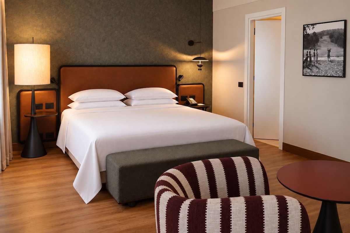 Executive Room, 1 King Bed, Smoking, Courtyard View