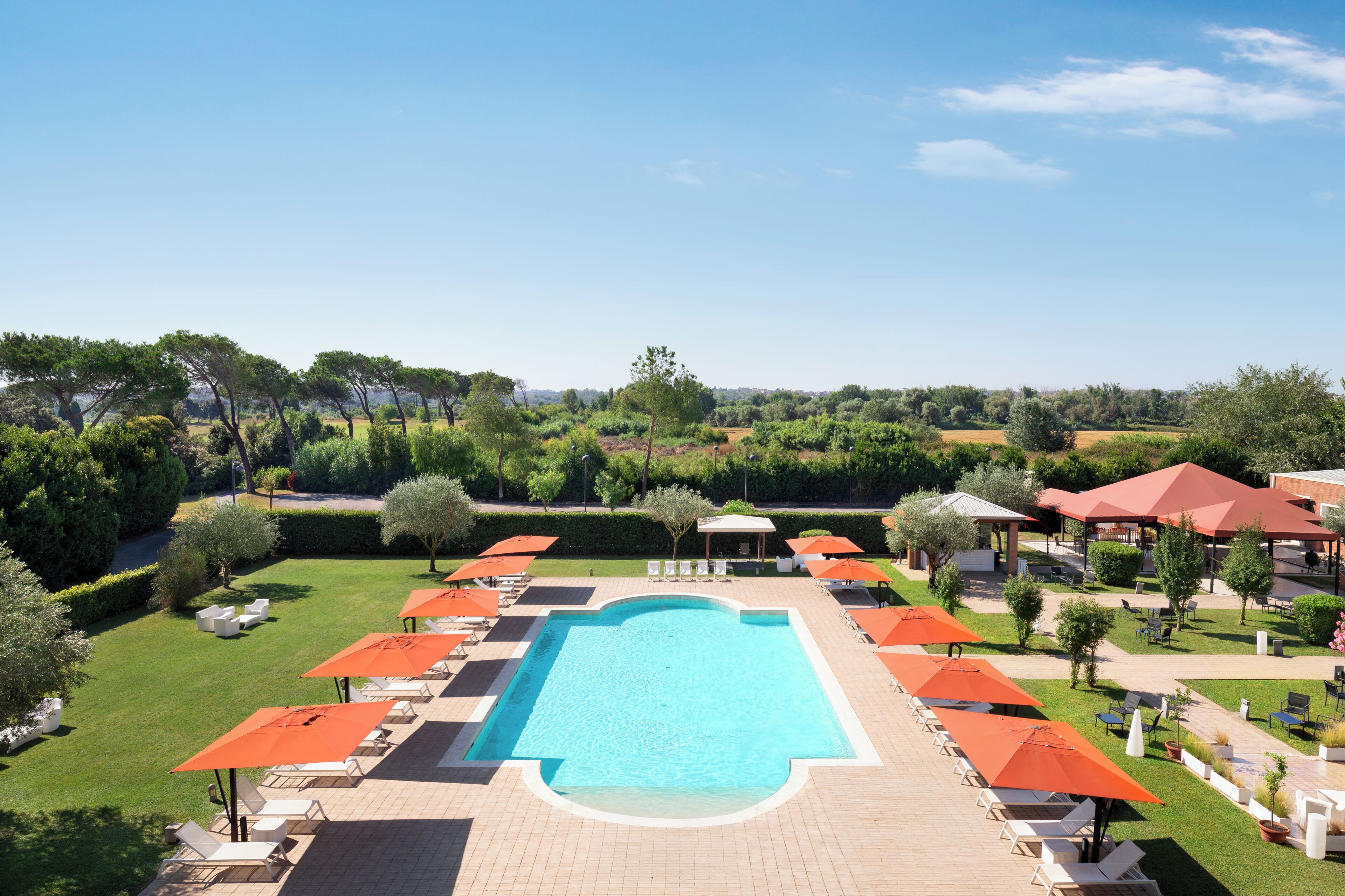 2 piscine all'aperto, ombrelloni da piscina, lettini