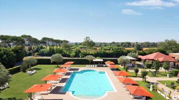 2 piscine all'aperto, ombrelloni da piscina, lettini