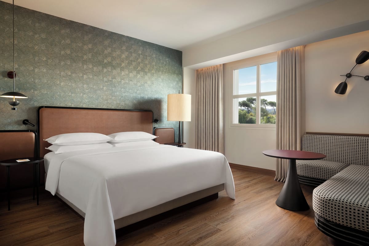 Executive Room, 1 King Bed, Courtyard View | Premium bedding, in-room safe, desk, laptop workspace