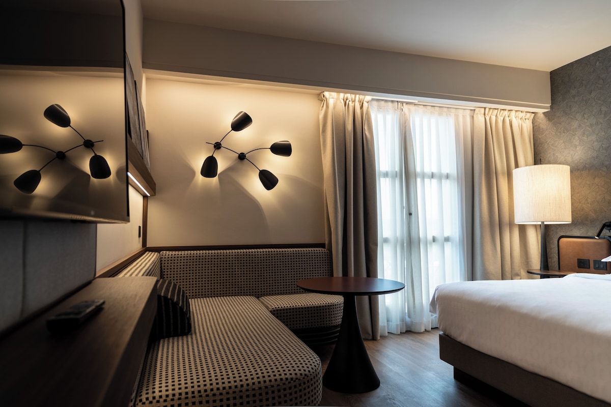 Deluxe Room, 1 King Bed, Smoking, Garden View
