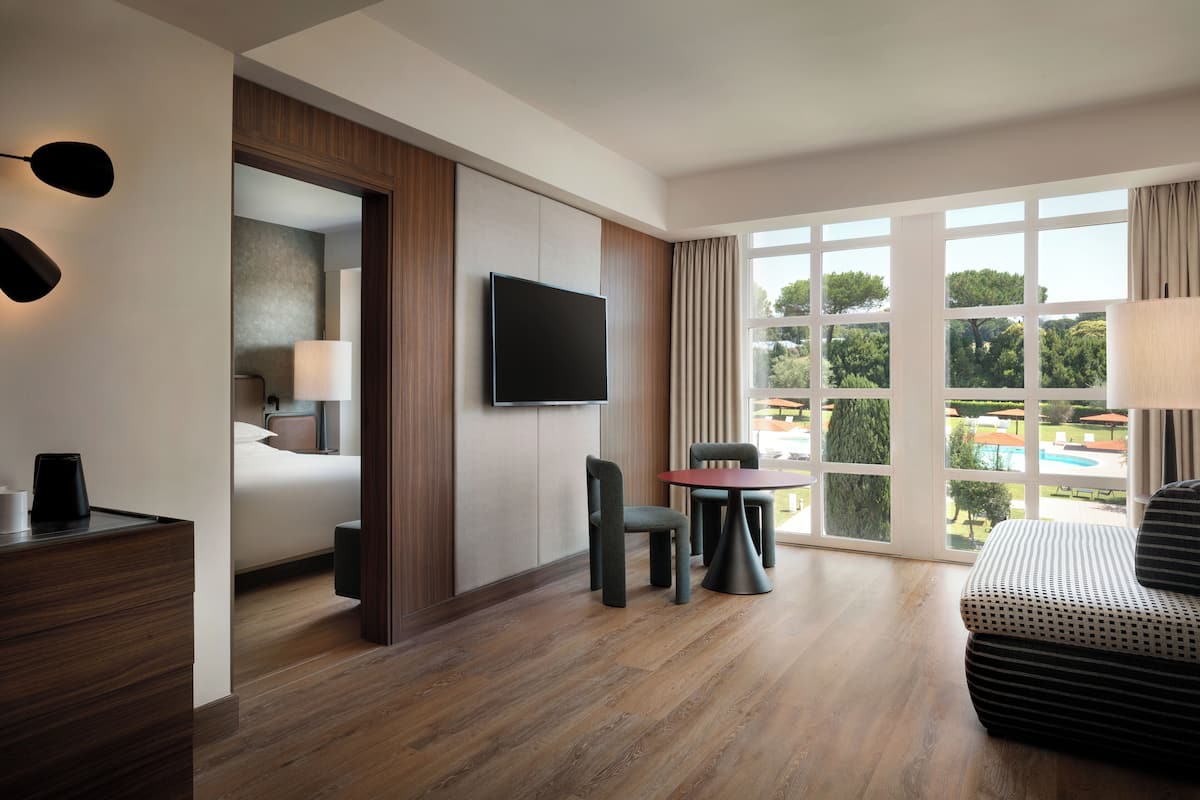 Senior Suite, 1 Bedroom | Premium bedding, in-room safe, desk, laptop workspace