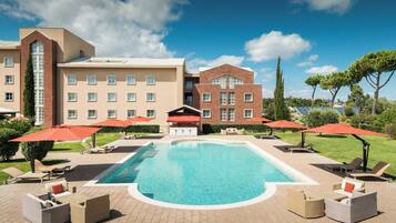 2 albercas al aire libre, sombrillas en la alberca y camastros