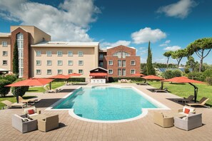 2 piscinas externas, funciona das 8h30 às 19h, guarda-sóis