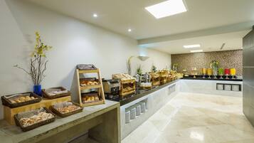 Desayuno completo (USD 17 por persona)